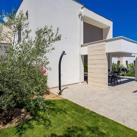 Amazing In With House Sea View *